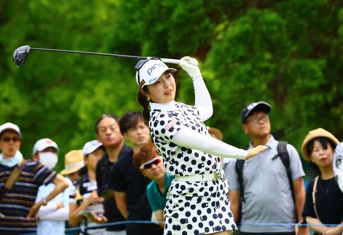 13番、佐久間はティーショットを放つ（撮影・上山淳一）
