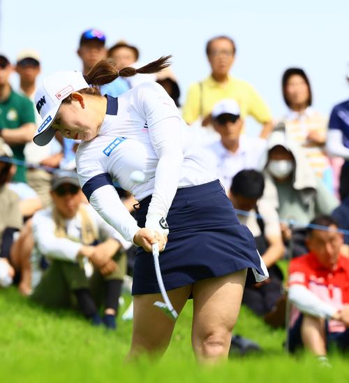16番、内田はティーショットを放つ（撮影・上山淳一）