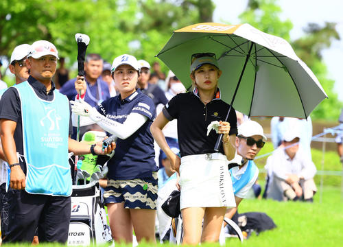 16番、ティーショット前に順番を待つ金田（右）と大里（撮影・上山淳一）