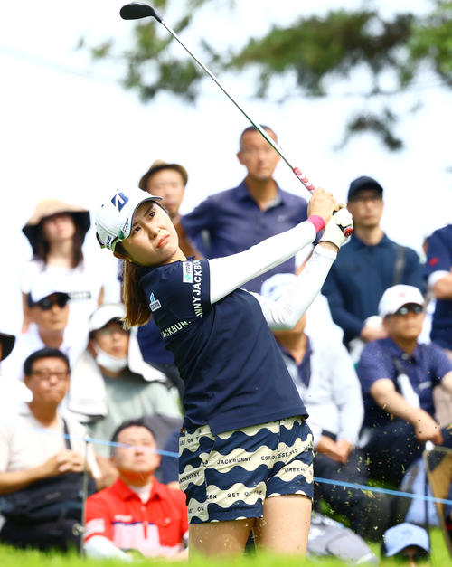 16番、大里はティーショットを放つ（撮影・上山淳一）