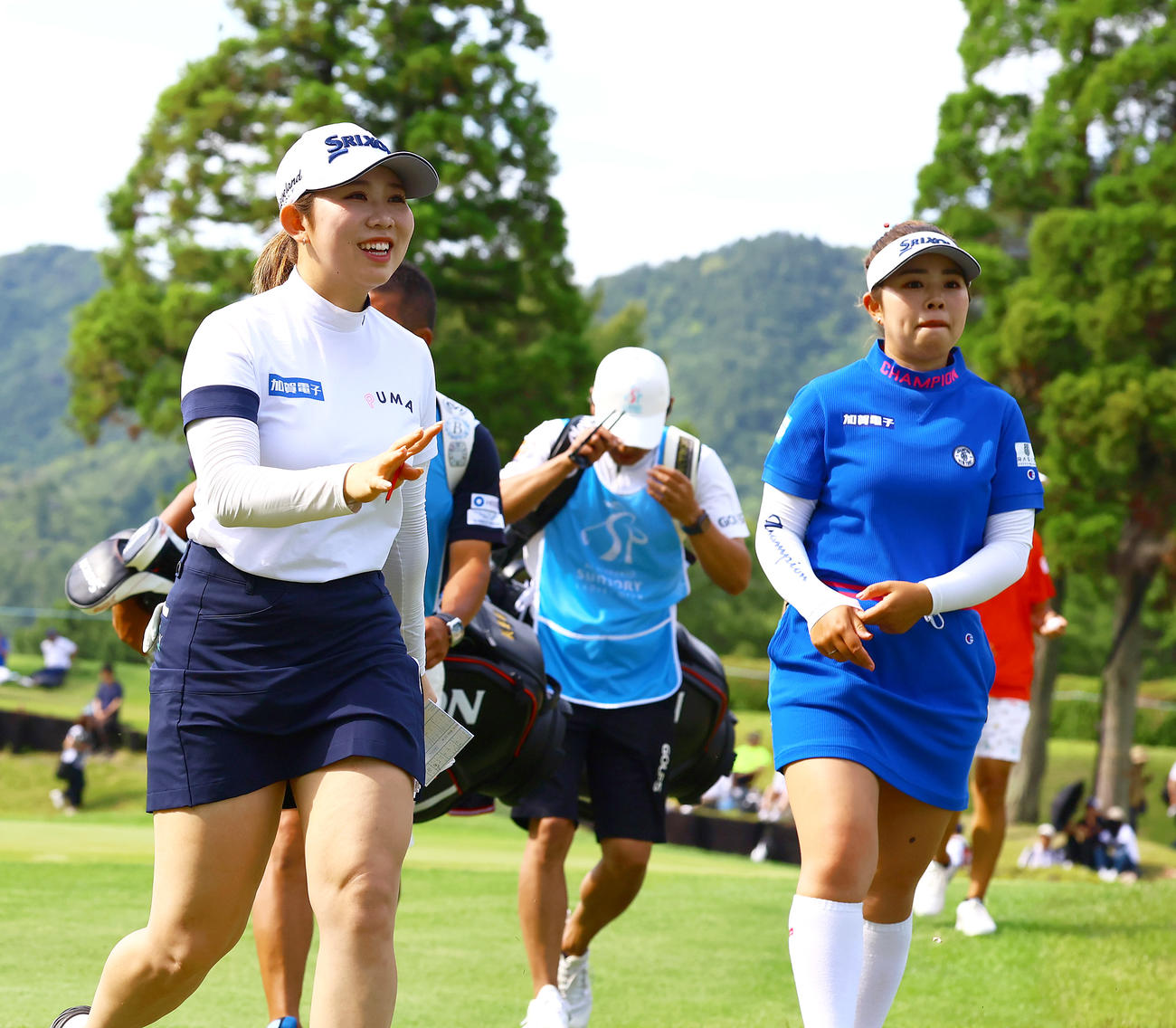 ホールアウトした内田（左）は関係者に笑顔を見せる。右は山下（撮影・上山淳一）