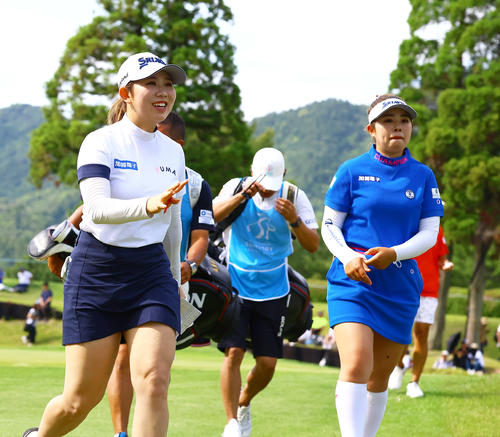 ホールアウトした内田(左)は関係者に笑顔を見せる。右は山下(撮影・上山淳一)