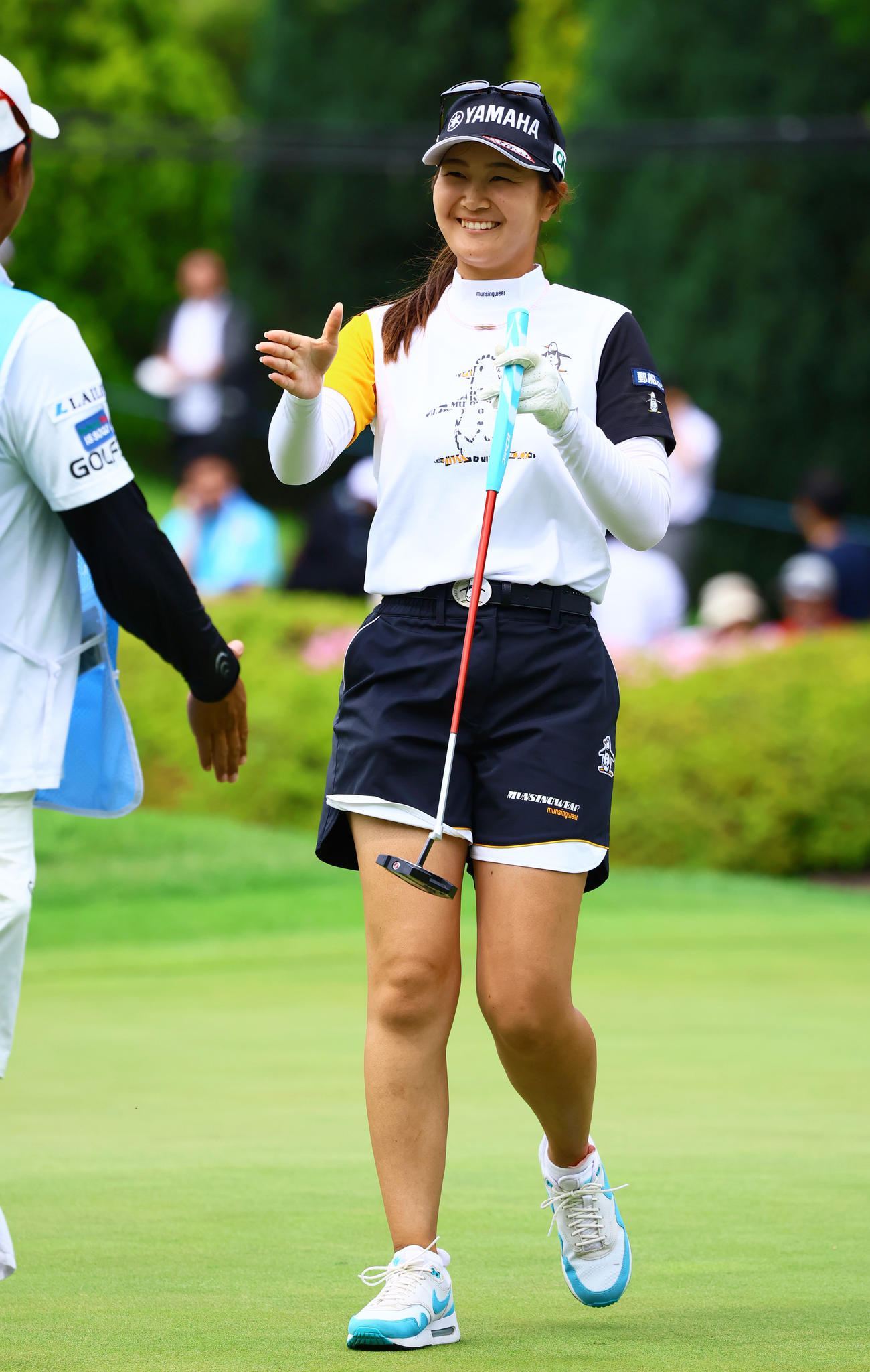 神谷はホールアウトし笑顔を見せる（撮影・上山淳一）