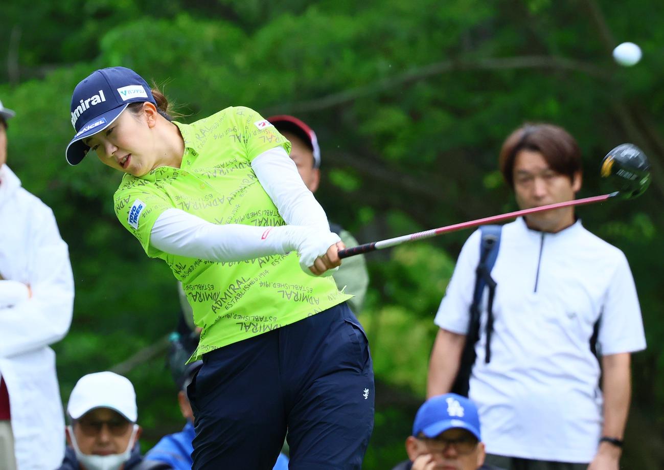 4番、堀はティーショットを放つ（撮影・上山淳一）