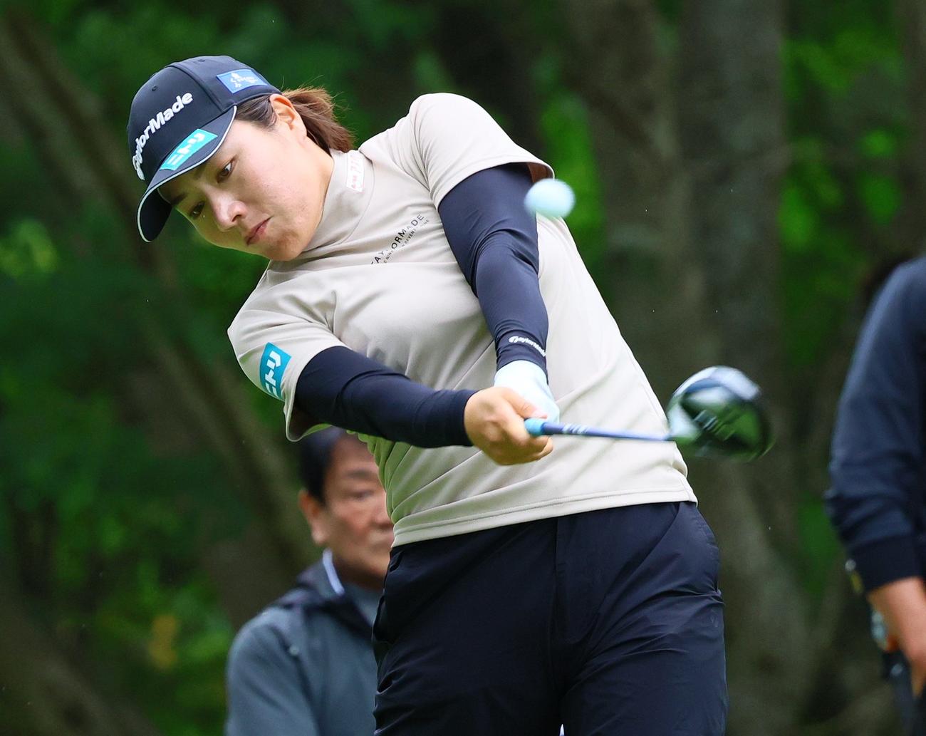 4番、岡山はティーショットを放つ（撮影・上山淳一）