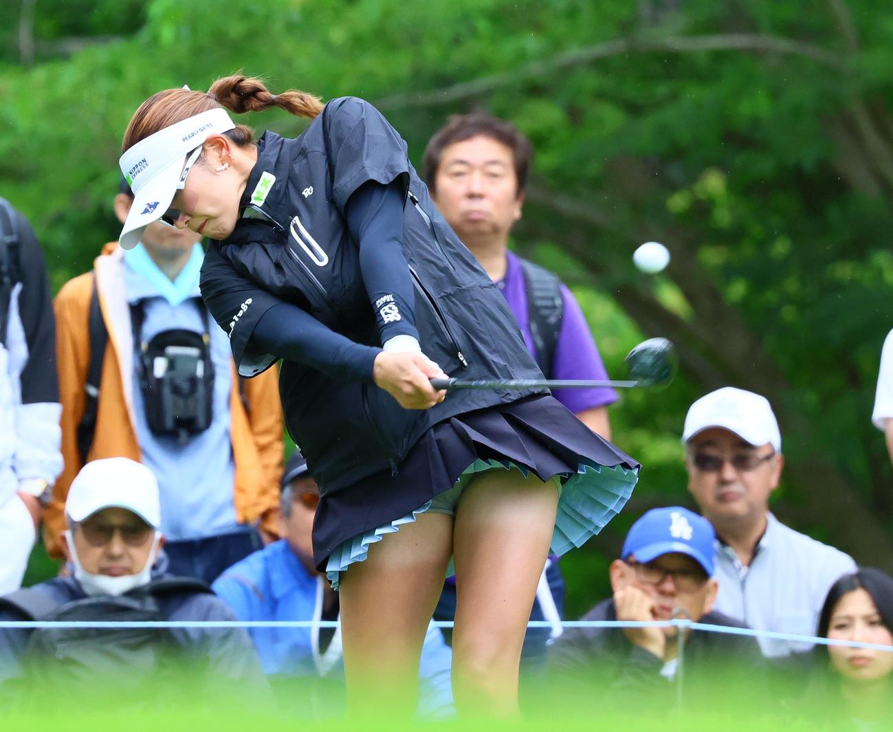 4番、原はティーショットを放つ（撮影・上山淳一）