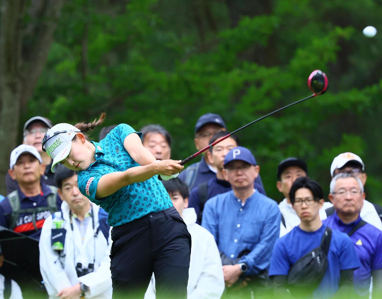 4番、岩井千怜はティーショットを放つ（撮影・上山淳一）