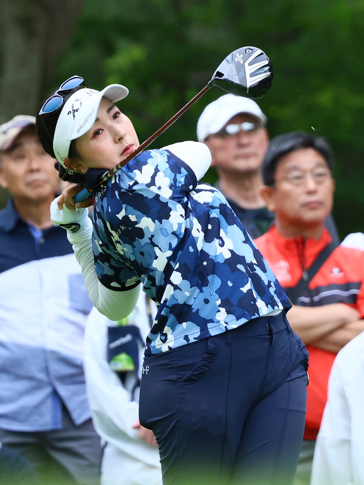 4番、青木はティーショットを放つ（撮影・上山淳一）