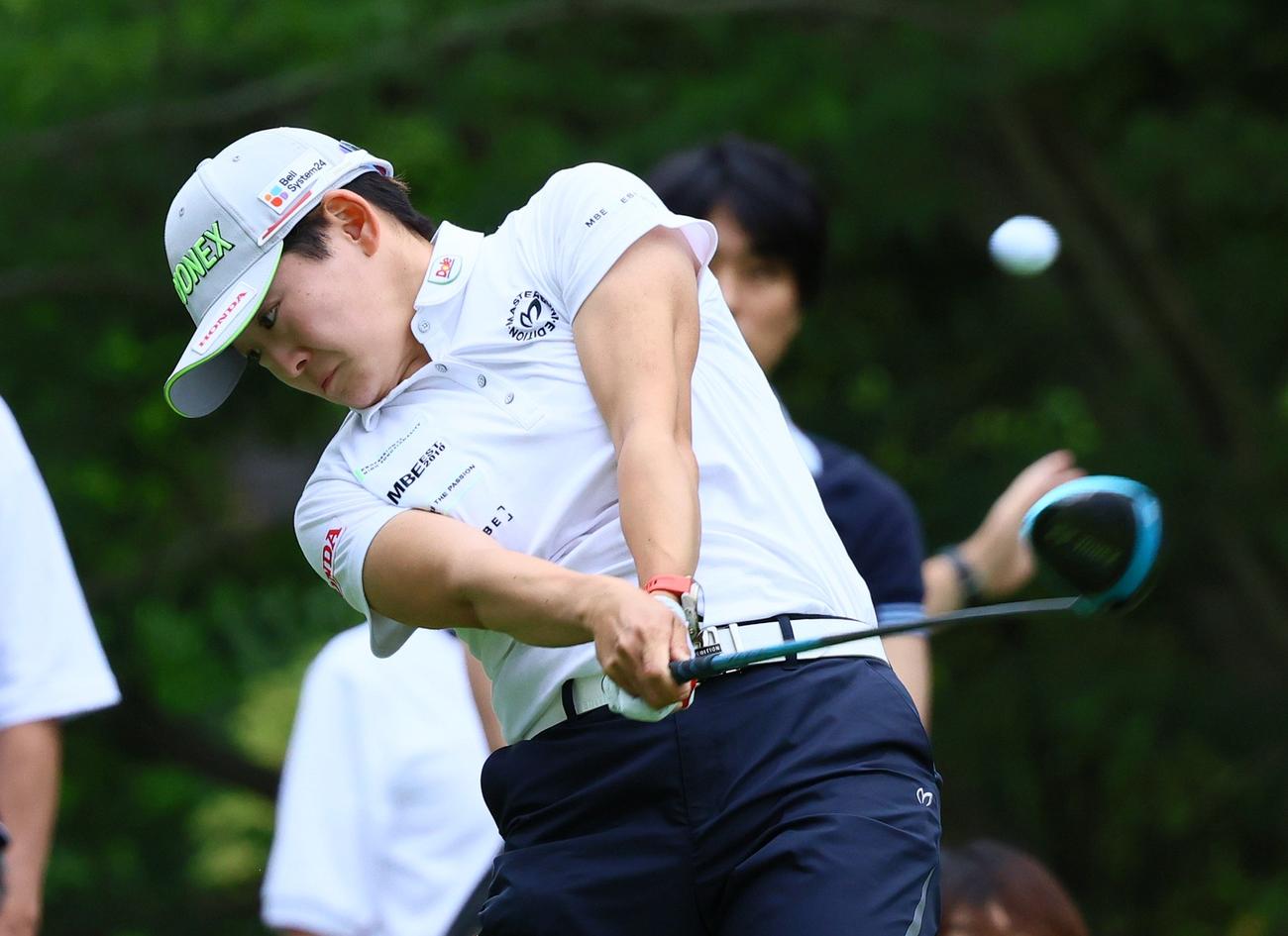 4番、岩井明愛はティーショットを放つ（撮影・上山淳一）
