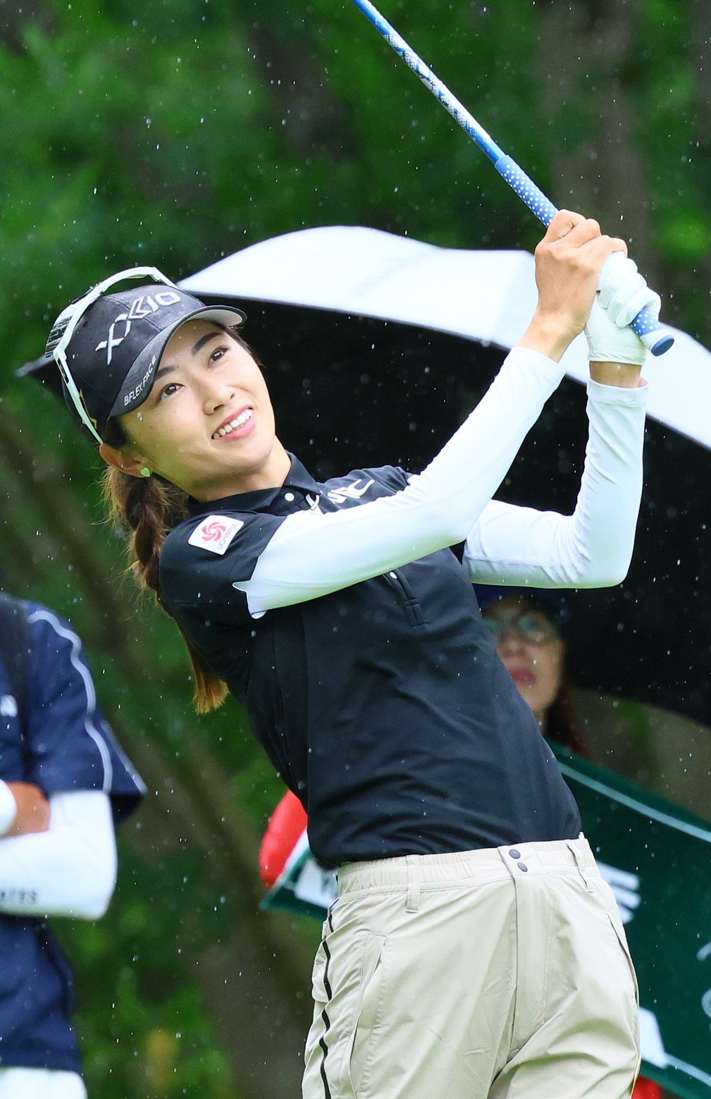 4番、安田はティーショットを放つ（撮影・上山淳一）