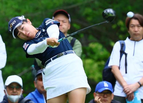 4番、菅沼はティーショットを放つ（撮影・上山淳一）