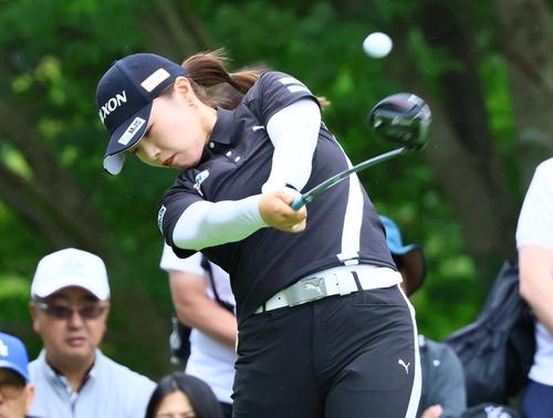 4番、高久はティーショットを放つ（撮影・上山淳一）