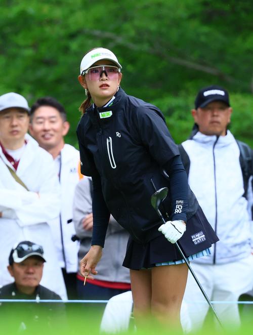 4番、原はティーショットを放ち打球を見る（撮影・上山淳一）