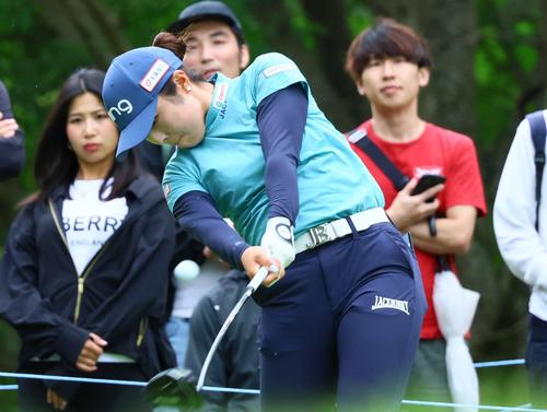 4番、佐久間はティーショットを放つ（撮影・上山淳一）