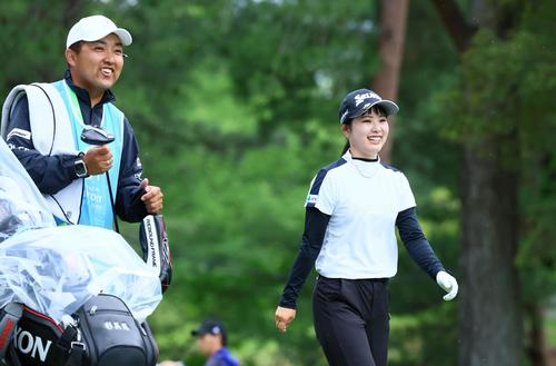 4番、尾関はティーショットを放ち笑顔でセカンド地点に向かう（撮影・上山淳一）
