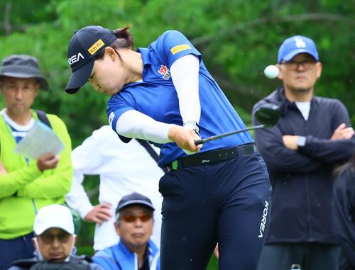 4番、金はティーショットを放つ（撮影・上山淳一）