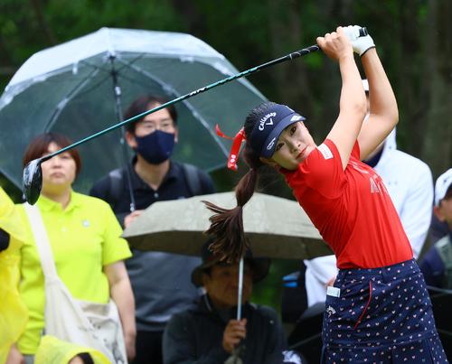 4番、河本はティーショットを放つ（撮影・上山淳一）