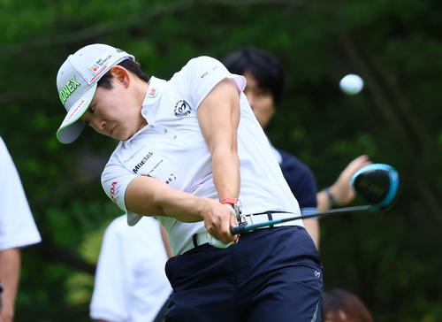 4番、岩井明愛はティーショットを放つ（撮影・上山淳一）