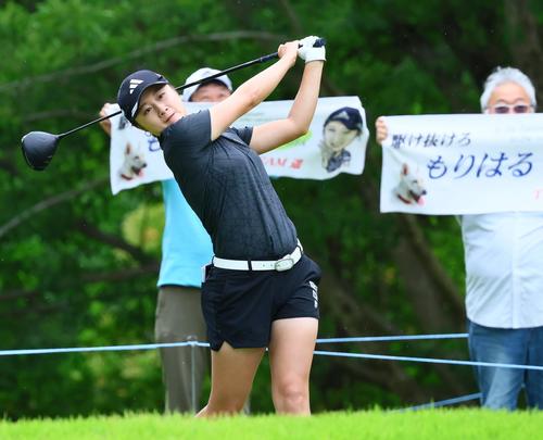 4番、森田はティーショットを放つ（撮影・上山淳一）