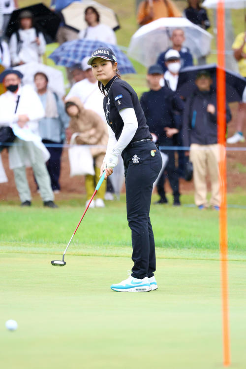 12番、神谷はバーディーパットを狙うが惜しくも外れる（撮影・上山淳一）