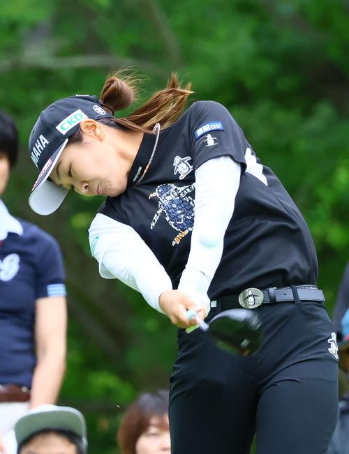 4番、神谷はティーショットを放つ（撮影・上山淳一）