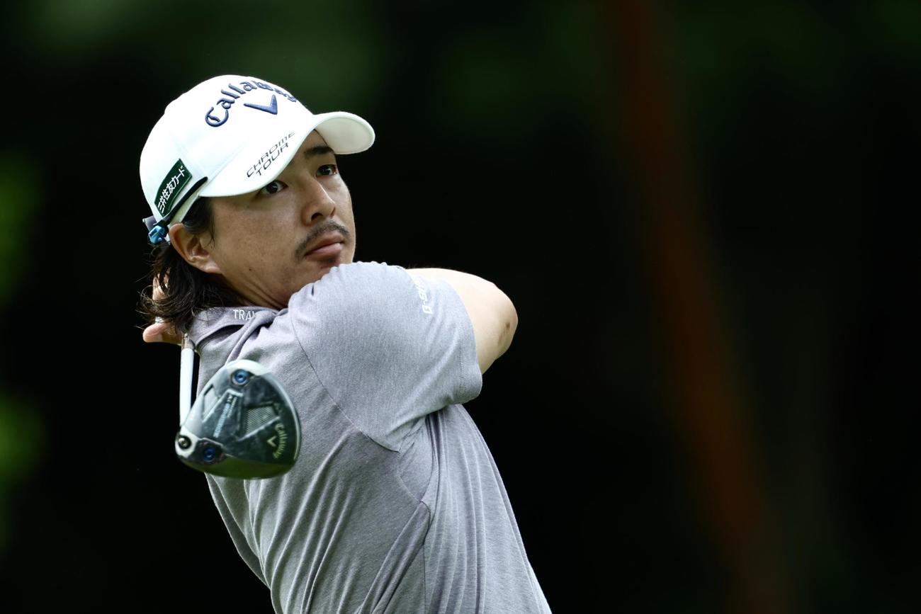 2番、ティーショットを放つ石川遼（撮影・河田真司）