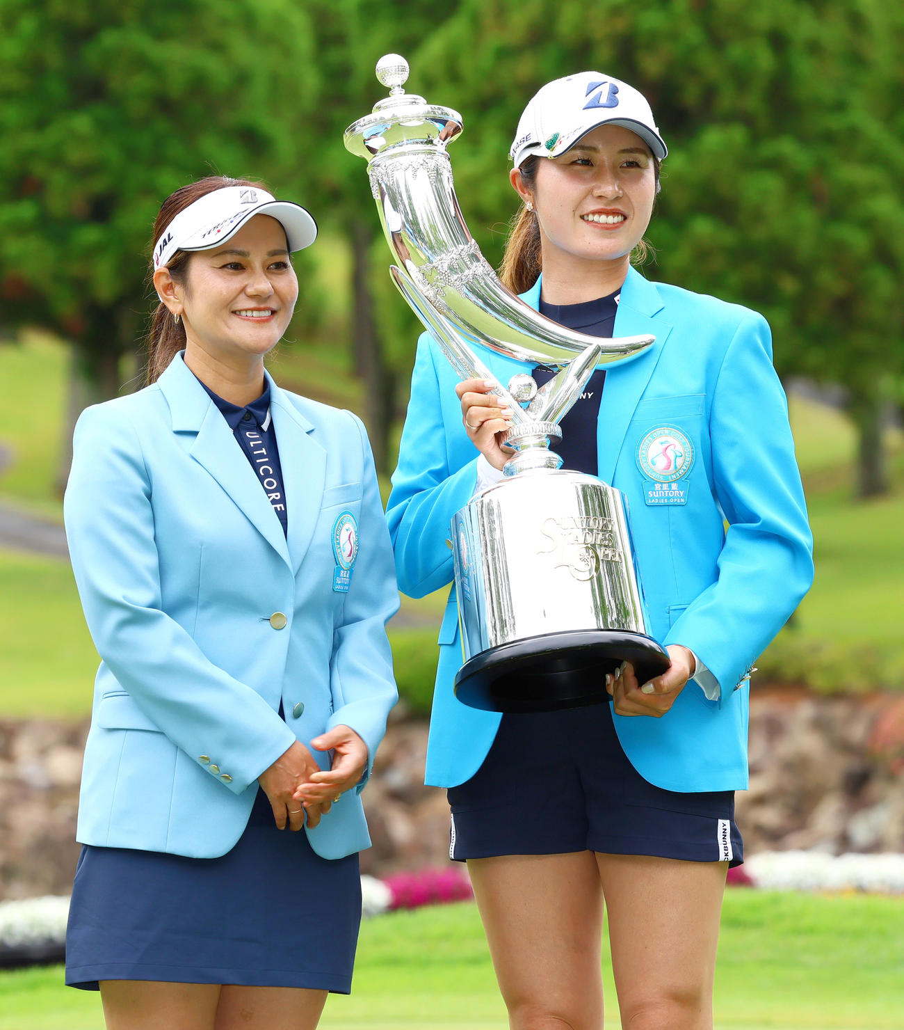 大里（右）は優勝トロフィーを手に宮里藍アンバサダーと笑顔を見せる（撮影・上山淳一）