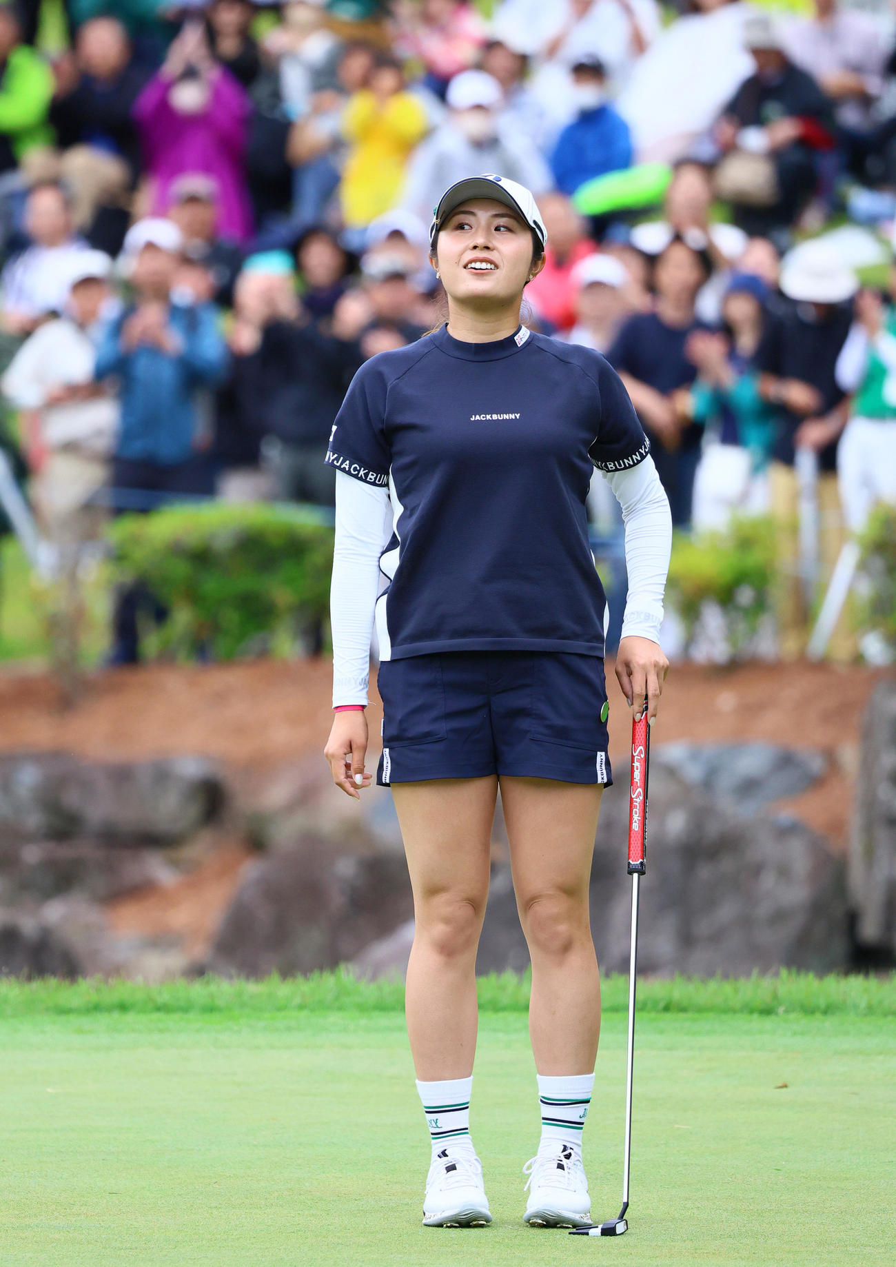 18番、大里はバーディーパットで優勝を決めホッとした表情を見せる（撮影・上山淳一）