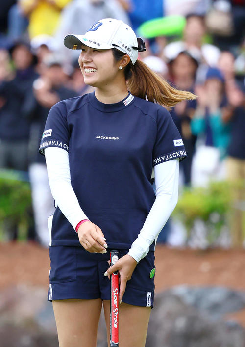 18番、大里はバーディーパットで優勝を決め笑顔を見せる(撮影・上山淳一)