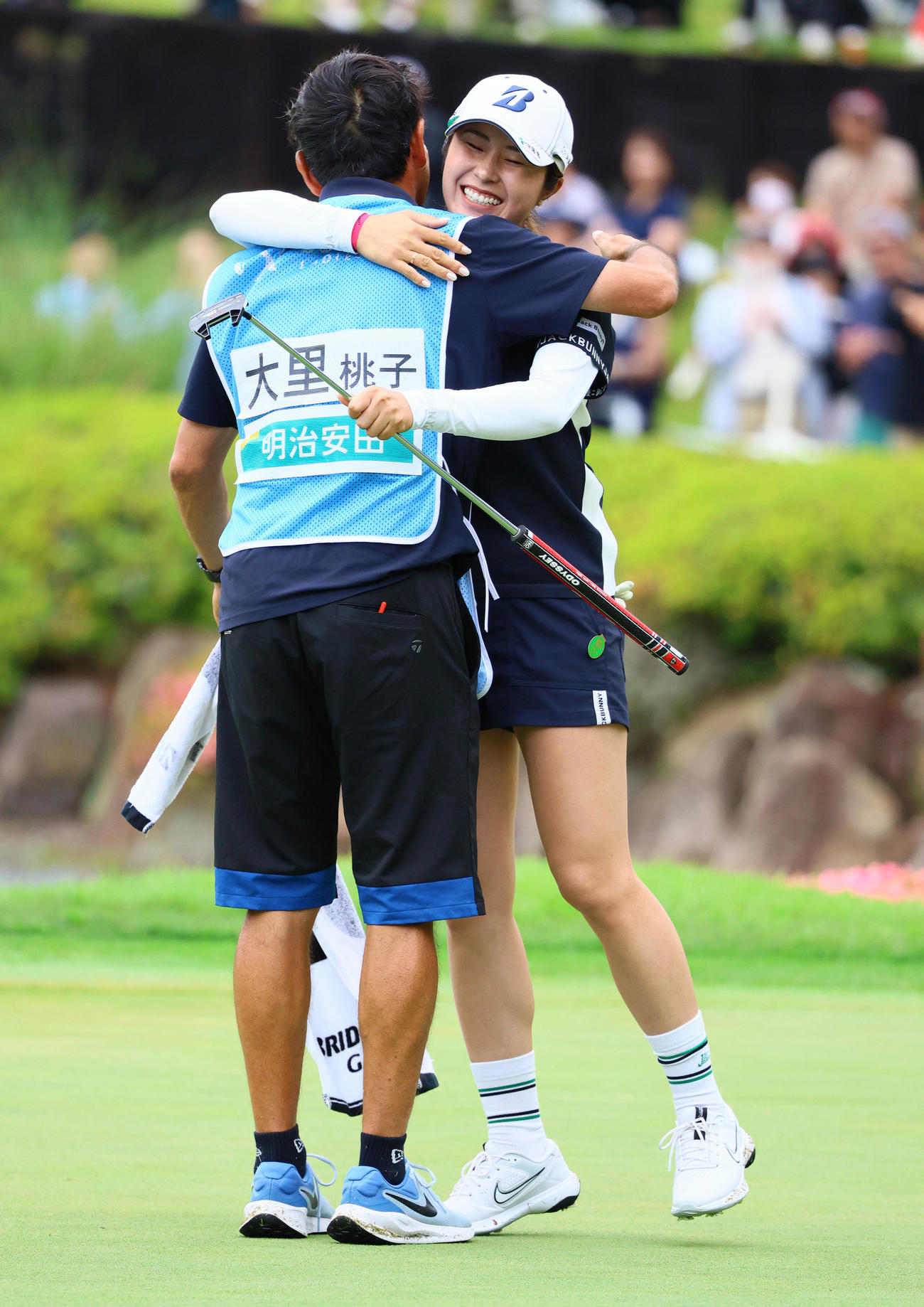 優勝を決めた大里（奥）は島中キャディーと抱き合って喜ぶ（撮影・上山淳一）