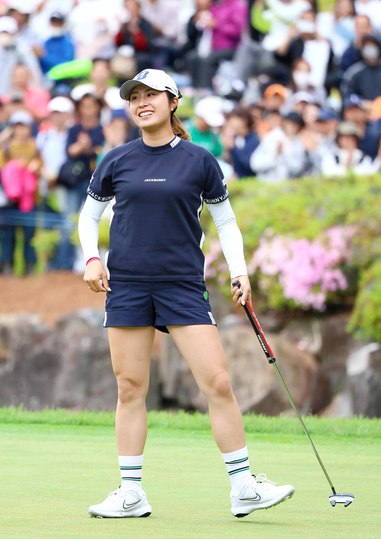 18番、大里はバーディーパットで優勝を決め笑顔を見せる（撮影・上山淳一）