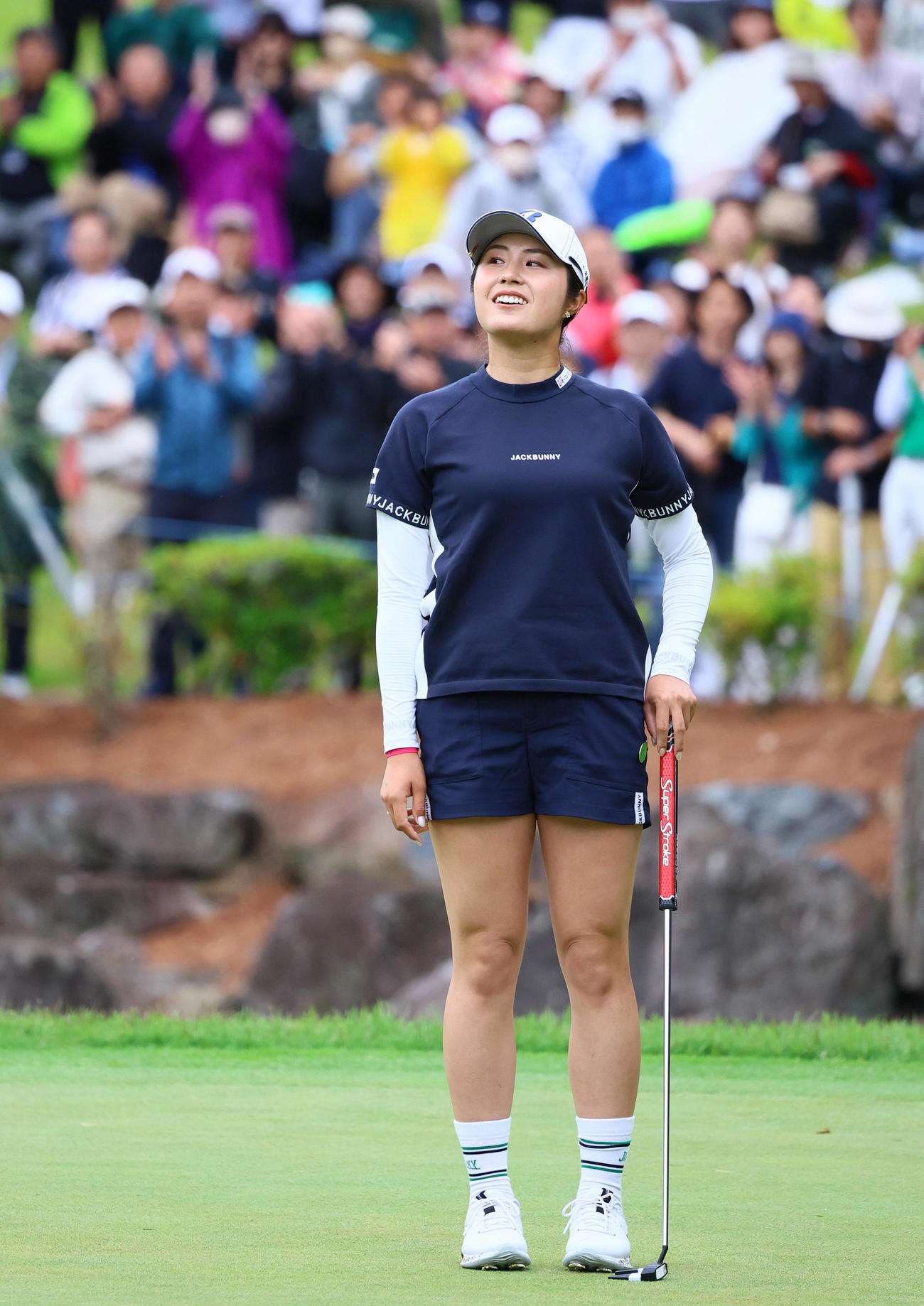 18番、大里はバーディーパットで優勝を決めホッとした表情を見せる（撮影・上山淳一）