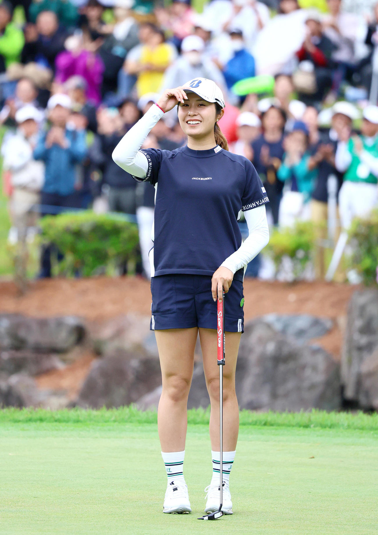 18番、大里はバーディーパットで優勝を決め笑顔を見せる（撮影・上山淳一）