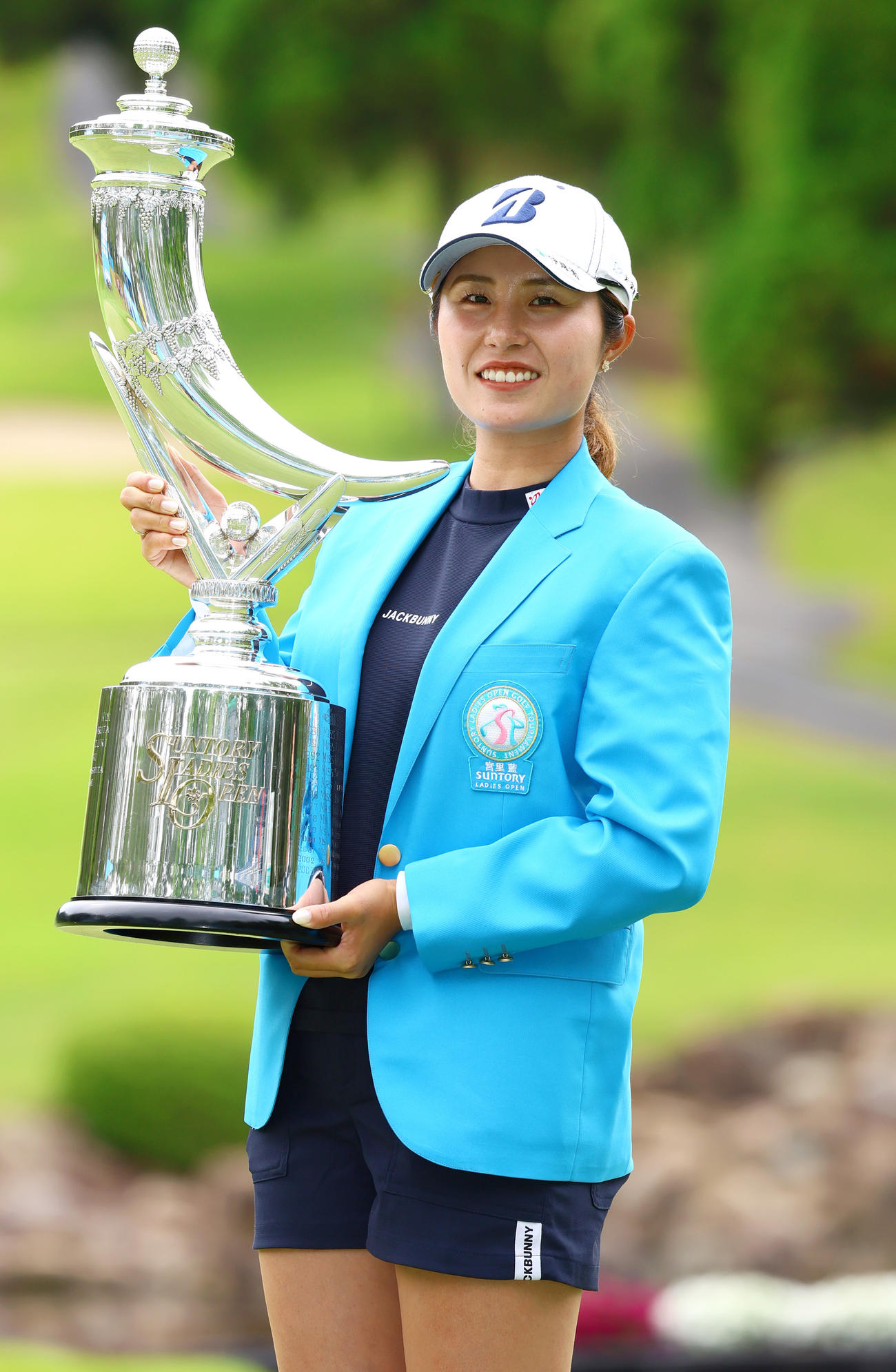 宮里藍サントリーレディスを制した大里桃子は優勝トロフィーを手に笑顔を見せる（撮影・上山淳一）