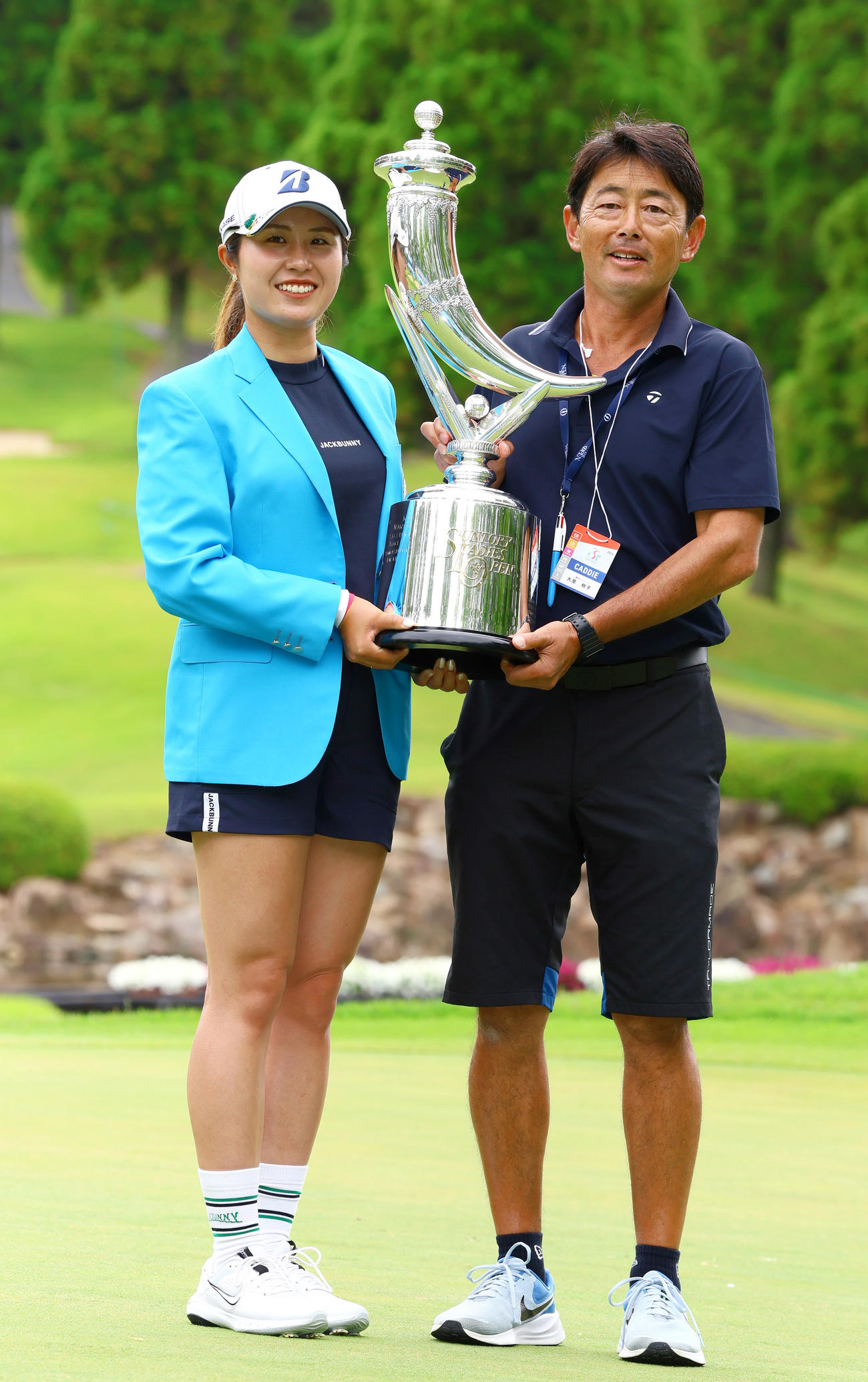 宮里藍サントリーレディスを制した大里（左）と島中キャディーは優勝トロフィーを手に笑顔を見せる（撮影・上山淳一）