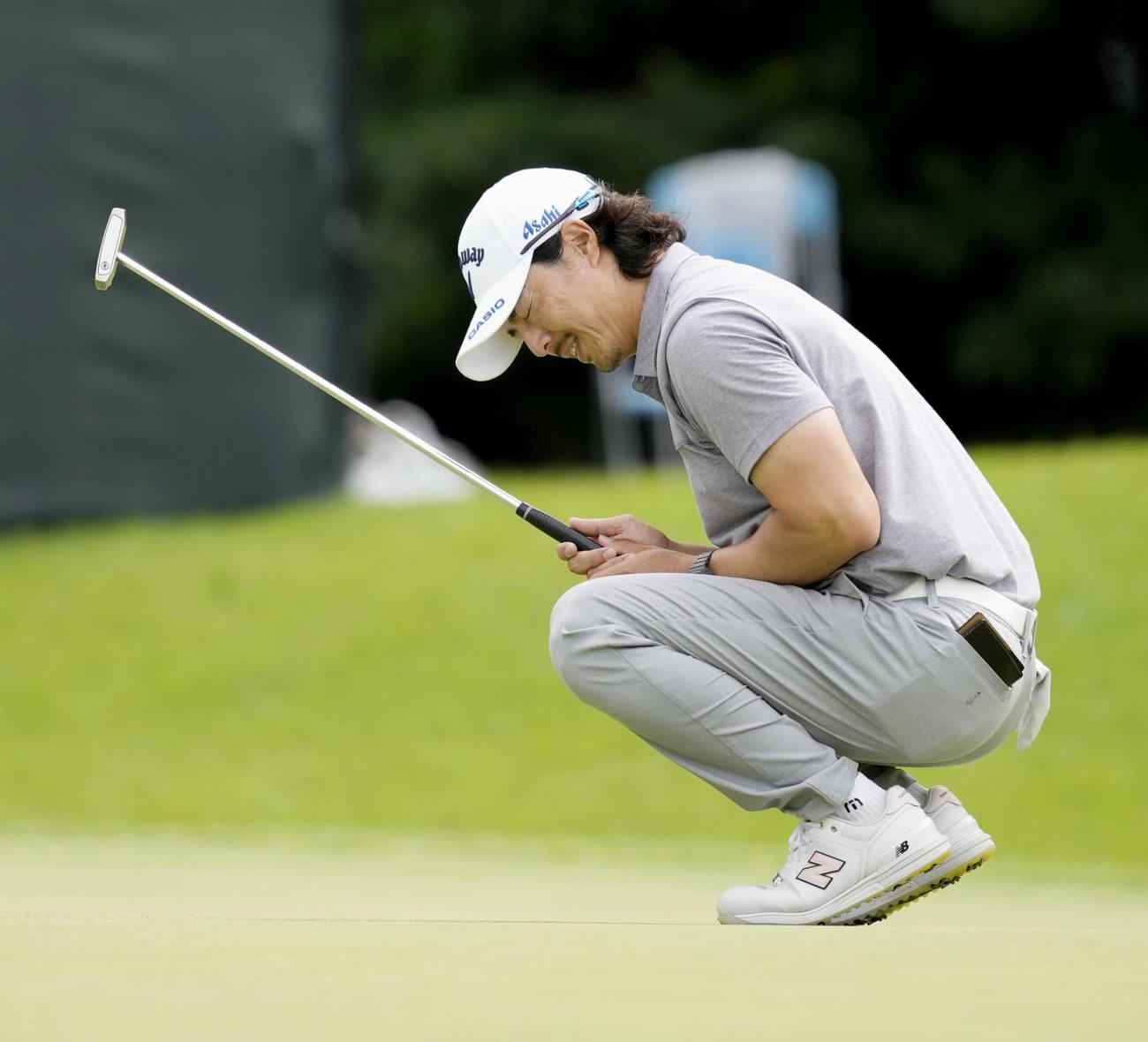 最終日、15番でバーディーパットを外し、悔しがる石川遼（共同）