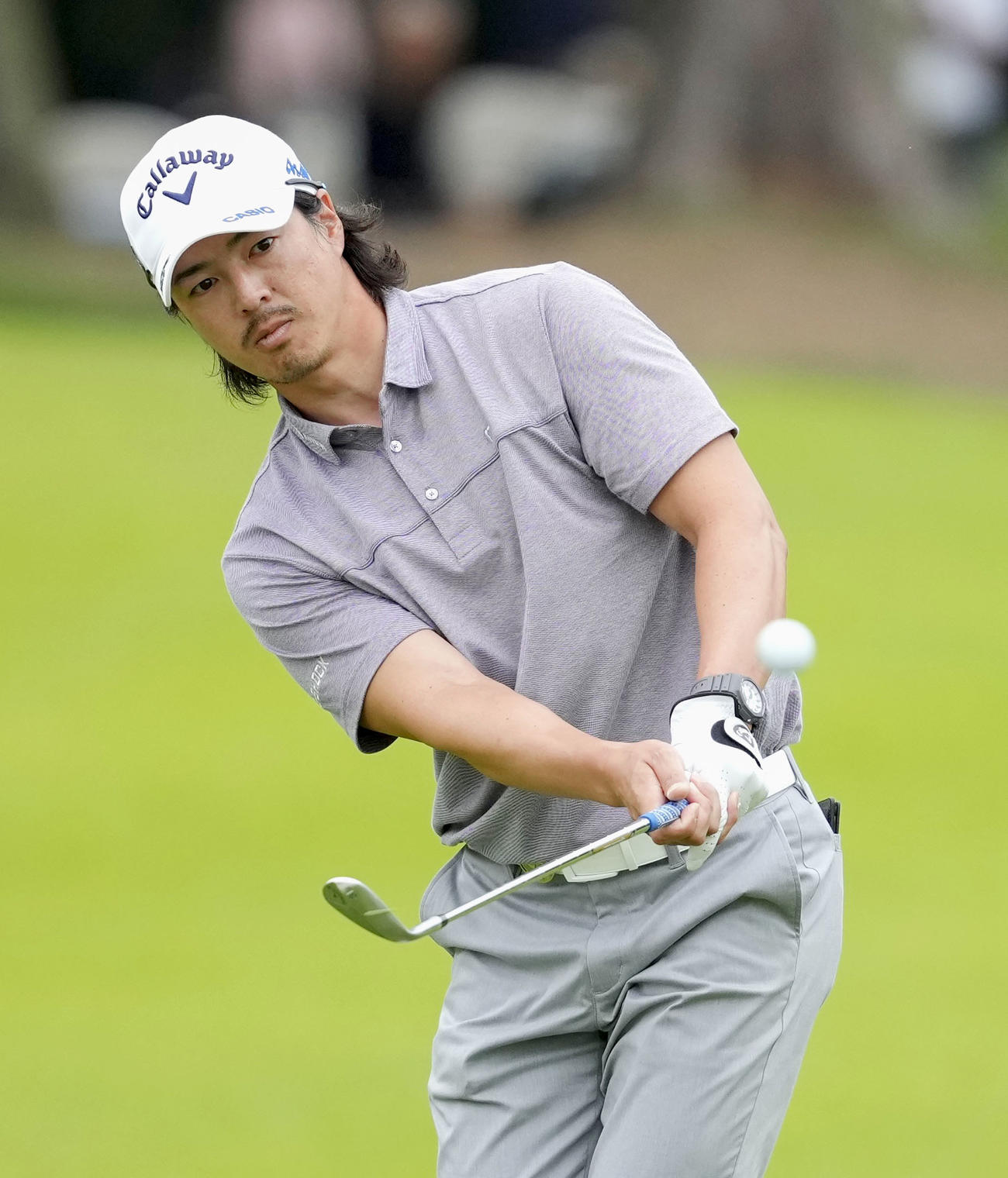 最終日、岩田寛とのプレーオフでショットを放つ石川遼（共同）