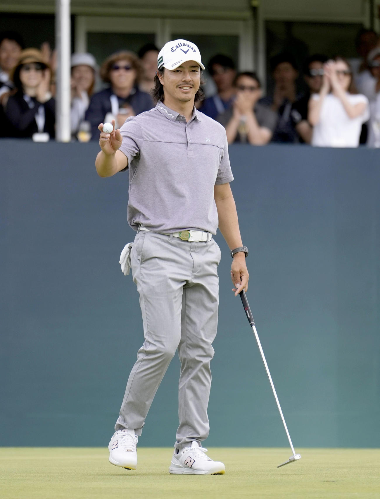 最終日、18番でバーディーパットを決め、声援に応える石川遼（共同）