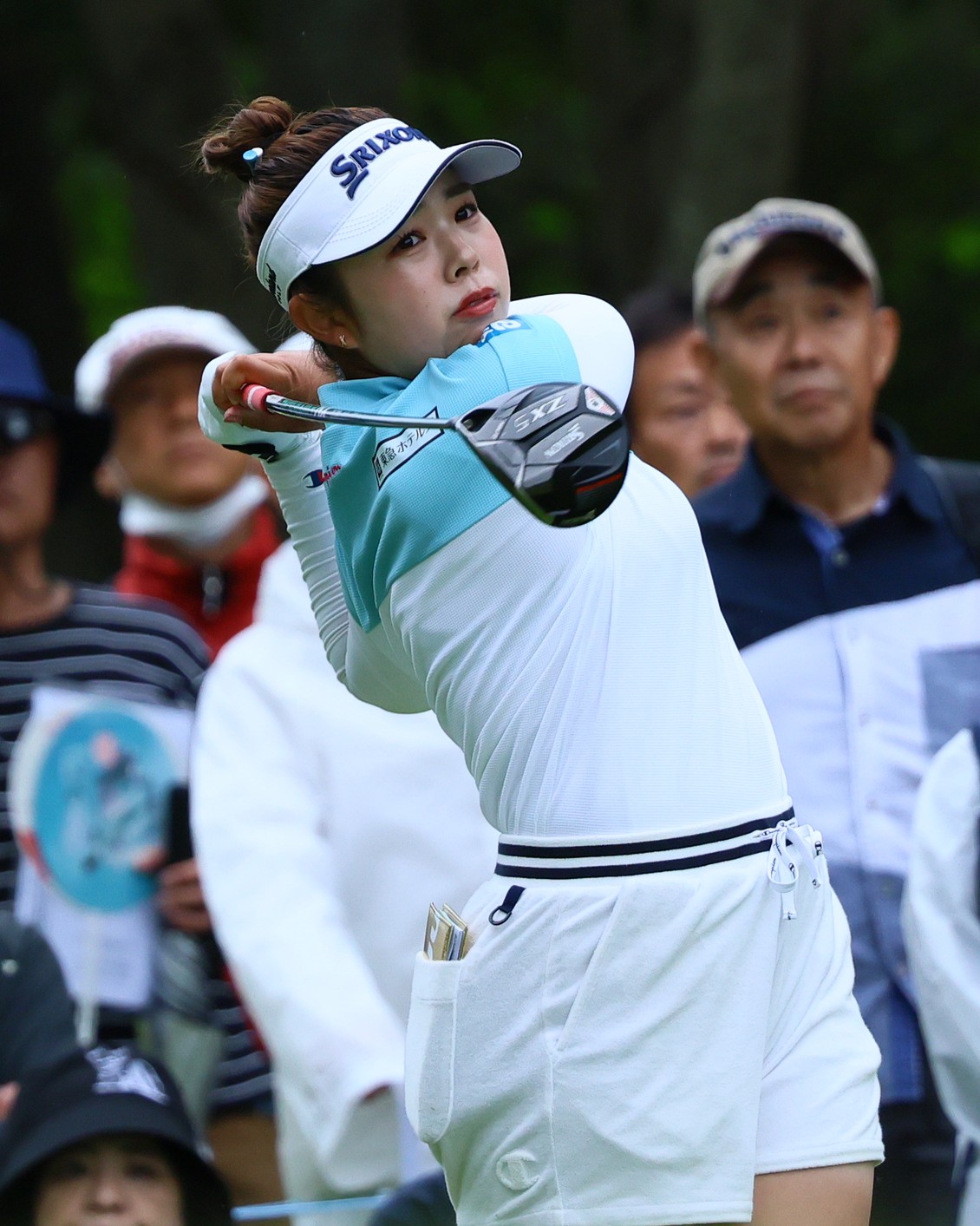 4番、山下はティーショットを放つ（撮影・上山淳一）