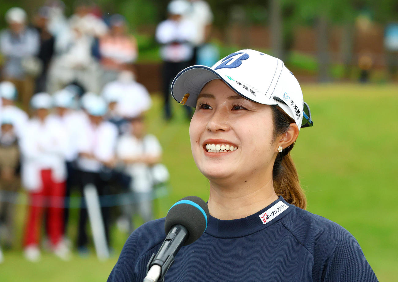 大里は宮里藍サントリーレディスを制し、インタビューで笑顔を見せる（撮影・上山淳一）