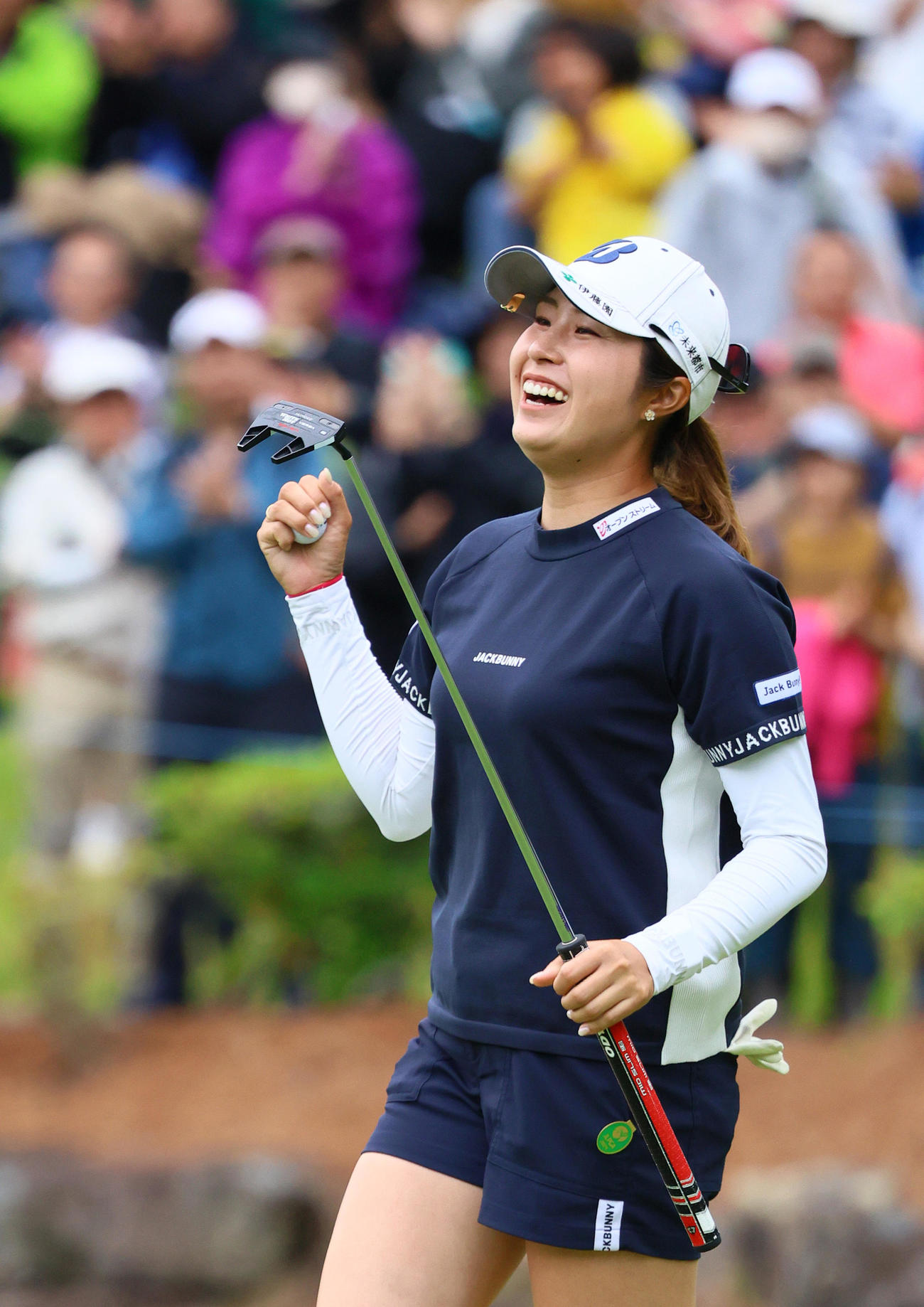 18番、大里はバーディーパットで優勝を決め喜ぶ（撮影・上山淳一）