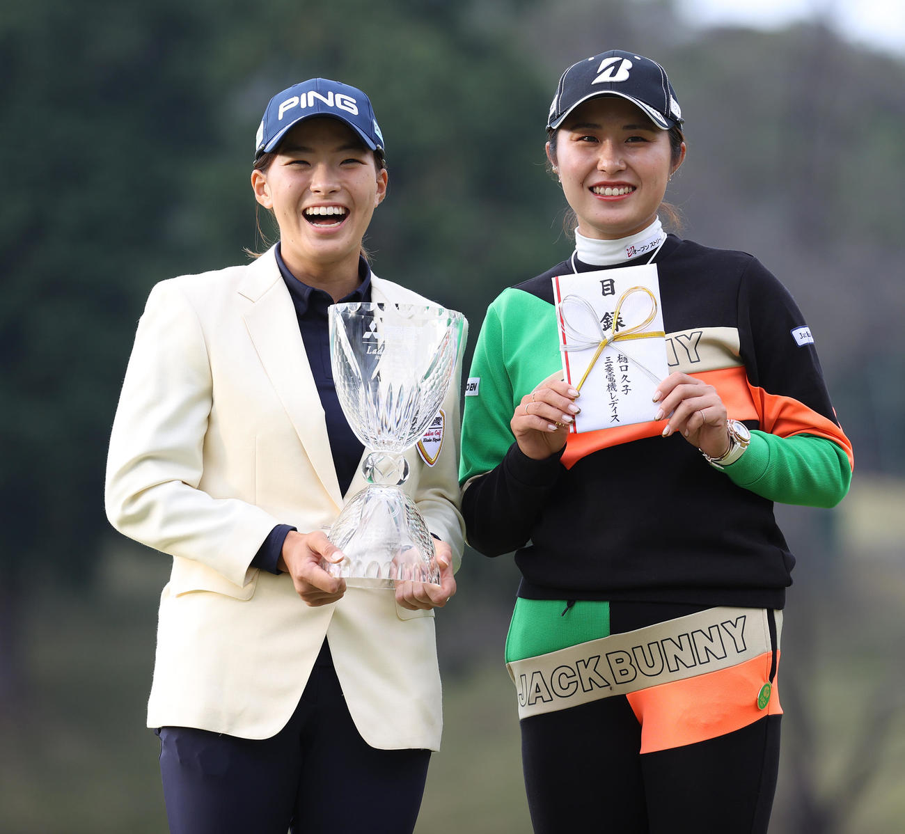 優勝した渋野（左）はホールインワン特別賞の大里と記念撮影する（2021年10月31日撮影）
