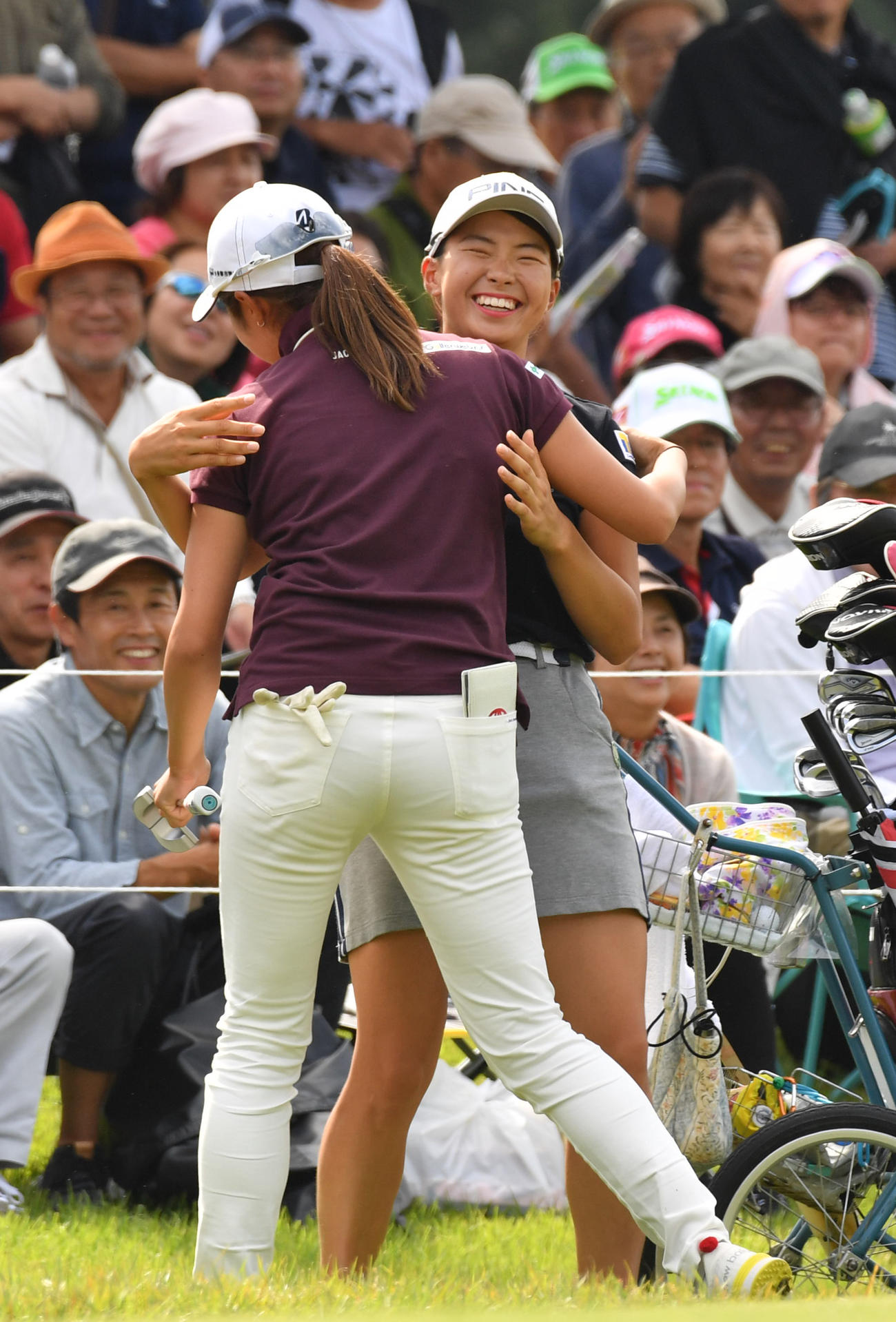 ホールアウトし、大里（左）と笑顔で抱き合う渋野（2019年9月28日撮影）