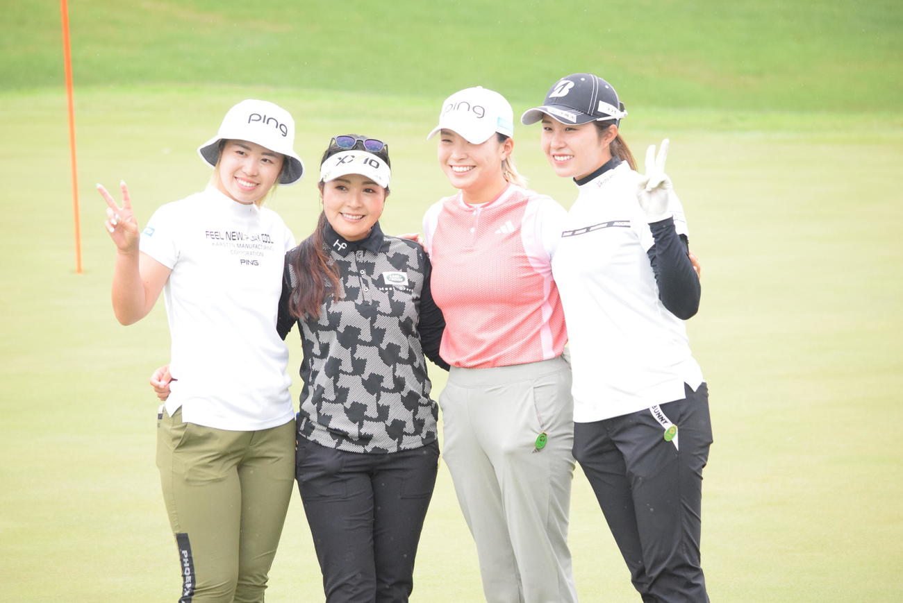 練習ラウンド後に記念撮影する　左から）上野奈々子、青木瀬令奈、渋野日向子、大里桃子