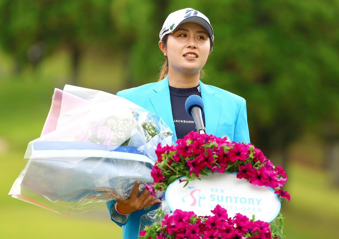 宮里藍サントリーレディスを制し感極まる大里（撮影・上山淳一）