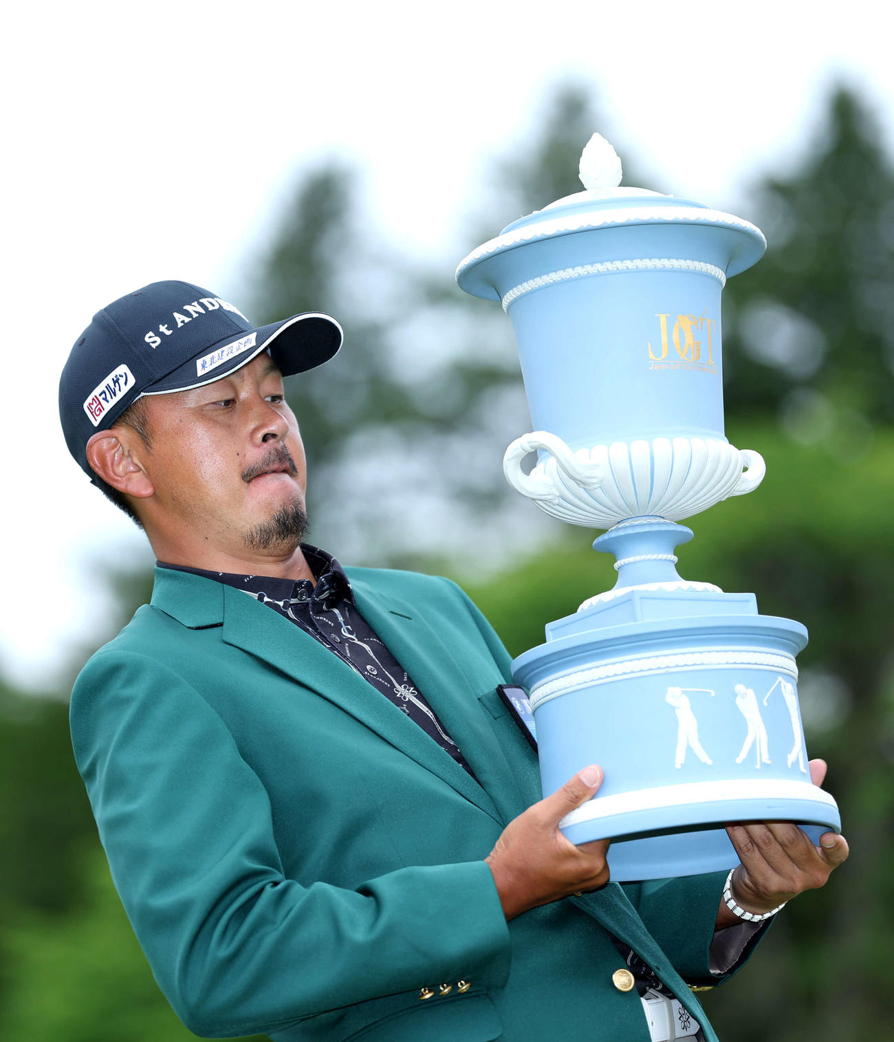 優勝トロフィーを重そうに抱える岩田（撮影・河田真司）