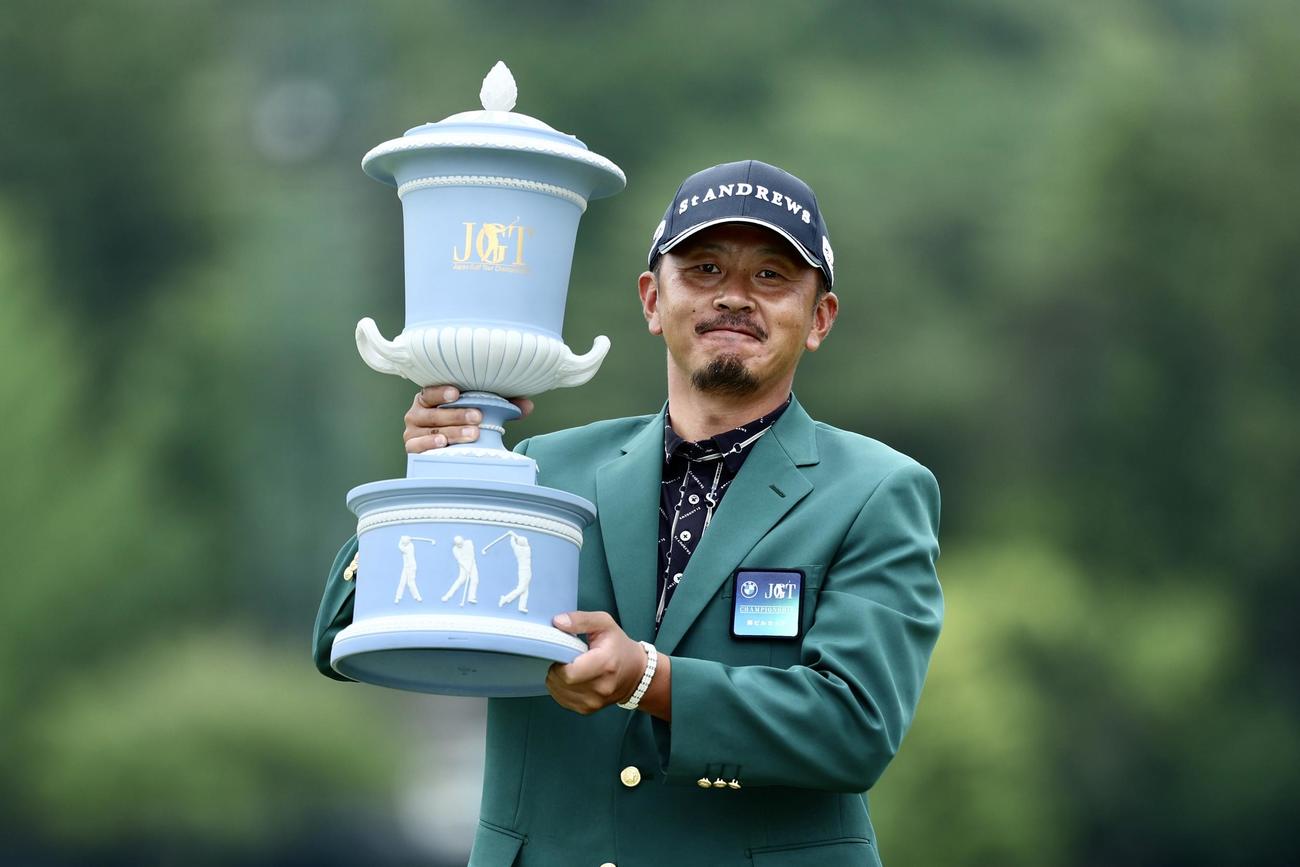 優勝トロフィーを手に笑顔で写真に納まる岩田（撮影・河田真司）