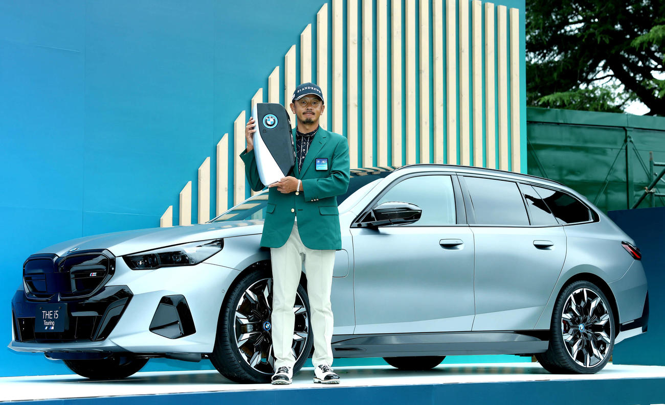 副賞のBMW車両の前で写真に納まる岩田（撮影・河田真司）