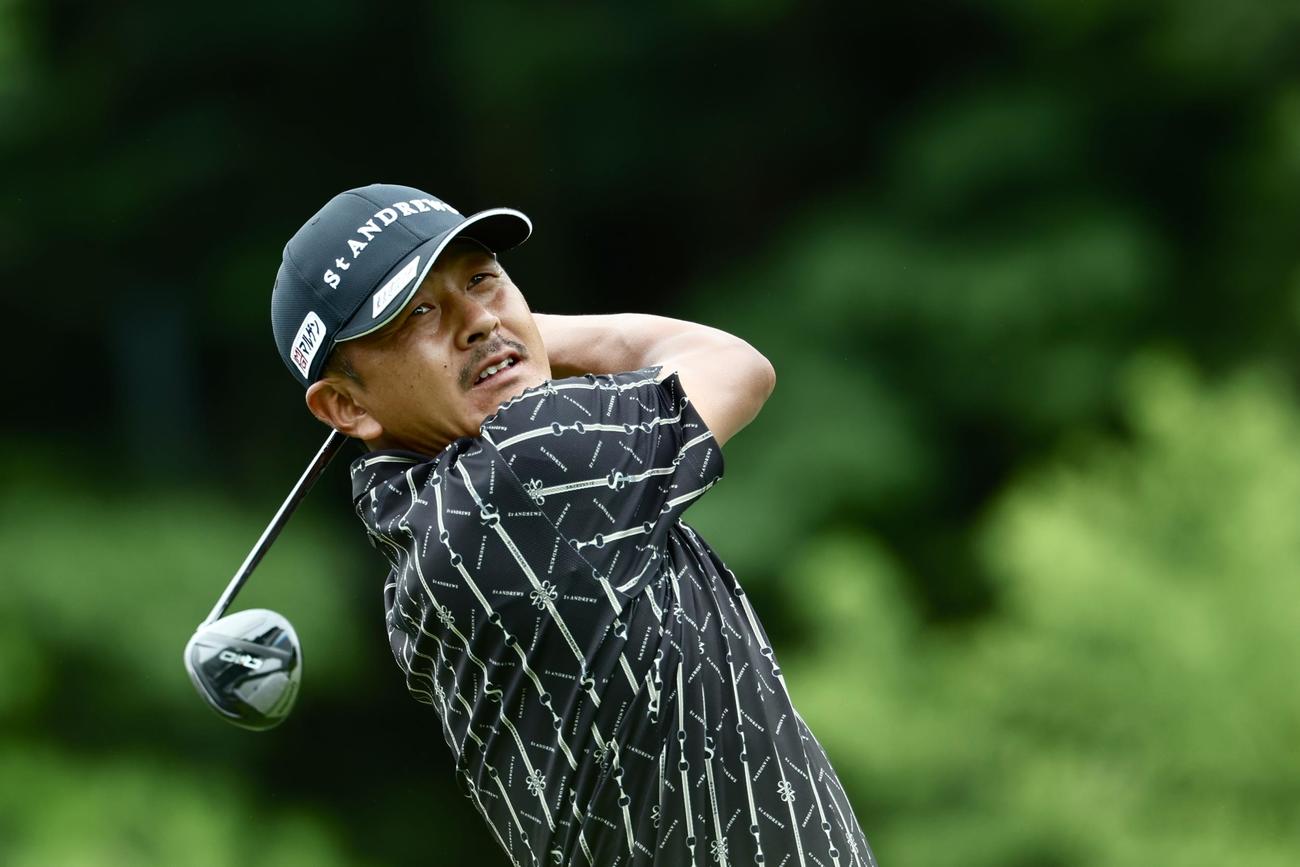 2番、ティーショットを放ち、打球の行方を見つめる岩田（撮影・河田真司）