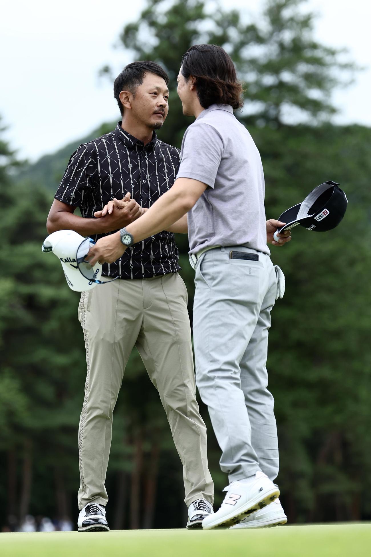 プレーオフを制し、石川（右）と握手を交わす岩田（撮影・河田真司）